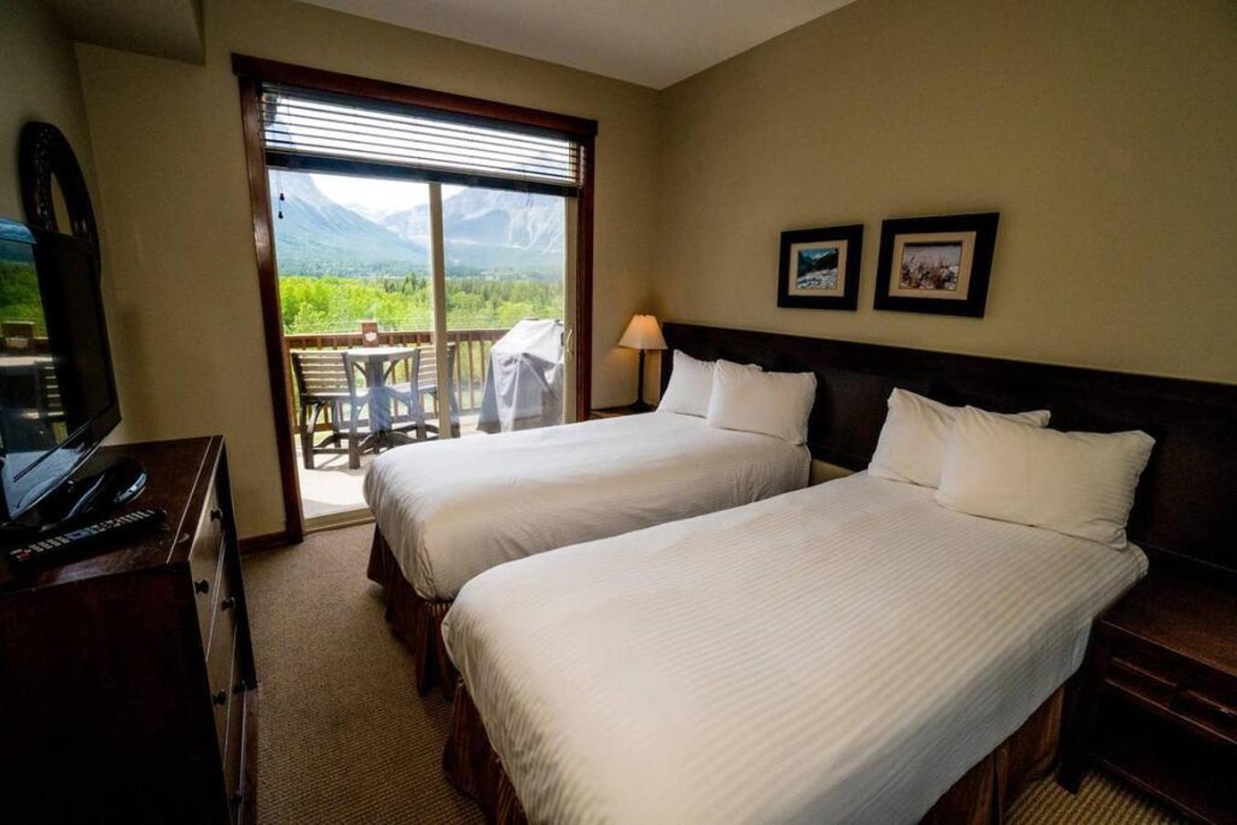 Spacious Penthouse Suite-King Beds-Pool & Hot Tub Canmore Zewnętrze zdjęcie