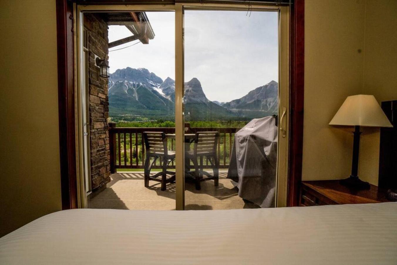 Spacious Penthouse Suite-King Beds-Pool & Hot Tub Canmore Zewnętrze zdjęcie