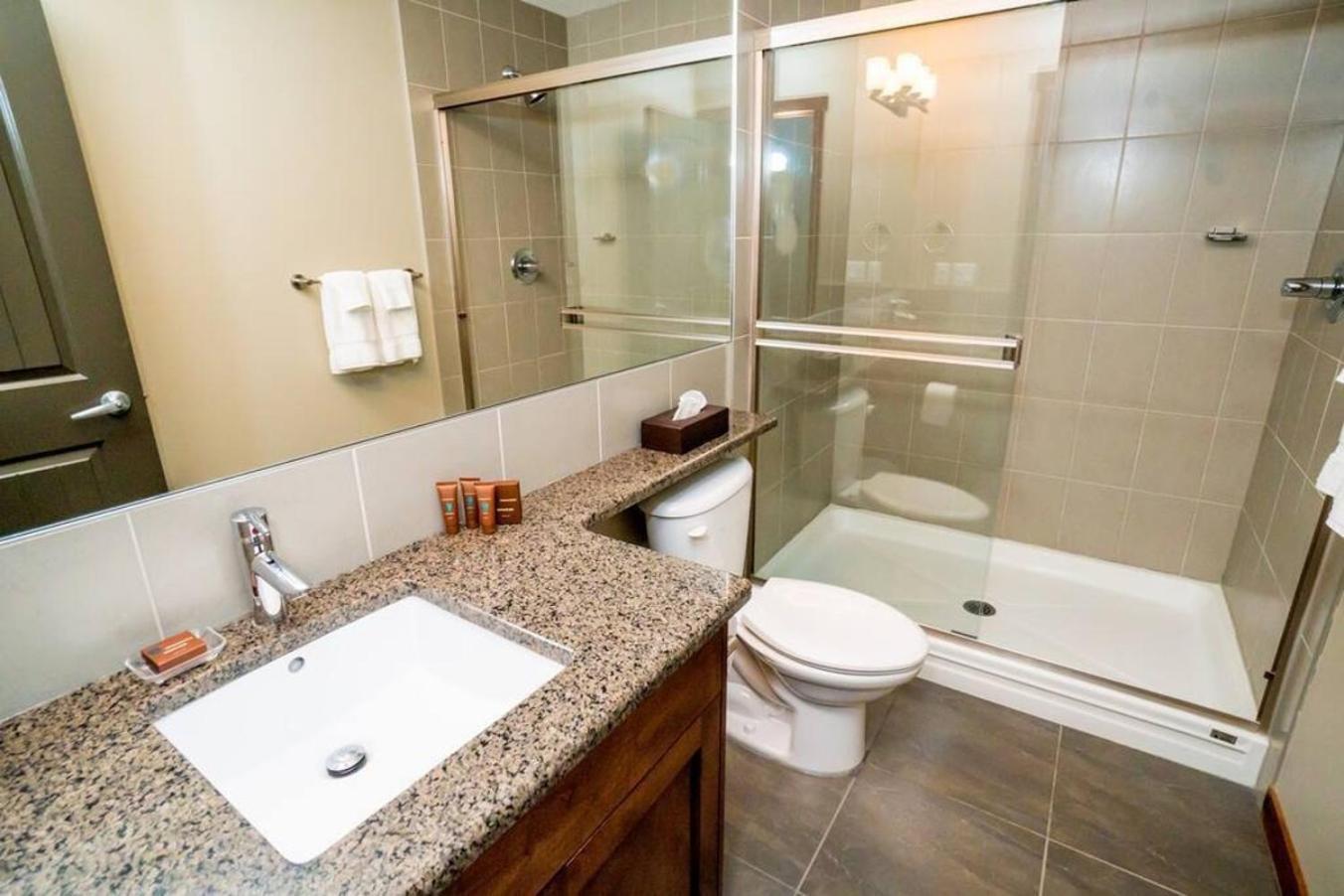 Spacious Penthouse Suite-King Beds-Pool & Hot Tub Canmore Zewnętrze zdjęcie
