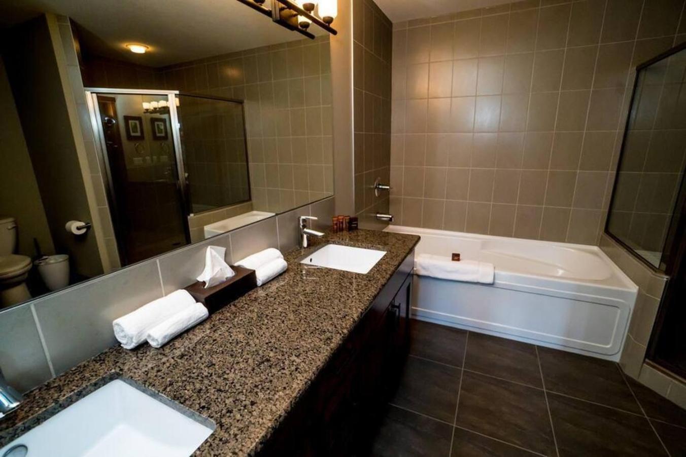 Spacious Penthouse Suite-King Beds-Pool & Hot Tub Canmore Zewnętrze zdjęcie