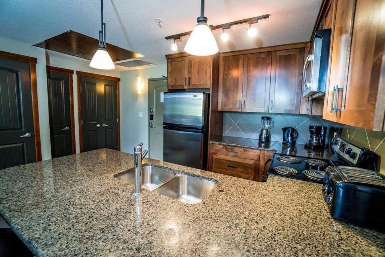 Spacious Penthouse Suite-King Beds-Pool & Hot Tub Canmore Zewnętrze zdjęcie