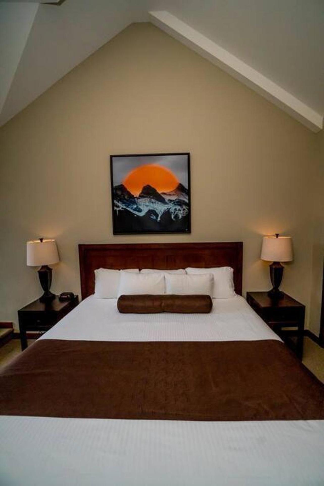 Spacious Penthouse Suite-King Beds-Pool & Hot Tub Canmore Zewnętrze zdjęcie
