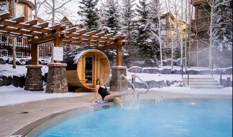 Spacious Penthouse Suite-King Beds-Pool & Hot Tub Canmore Zewnętrze zdjęcie