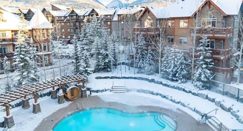 Spacious Penthouse Suite-King Beds-Pool & Hot Tub Canmore Zewnętrze zdjęcie