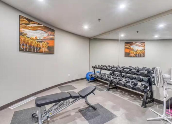 Spacious Penthouse Suite-King Beds-Pool & Hot Tub Canmore Zewnętrze zdjęcie
